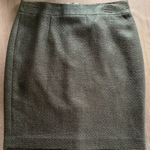 New Women’s Banana Republic Straight Skirt in Black size 12.